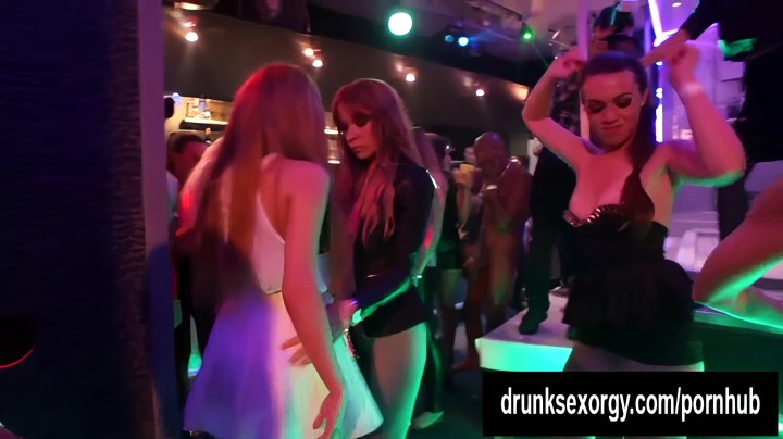 Сочные лесбиянки под водярой лижут дырки прямо в клубе