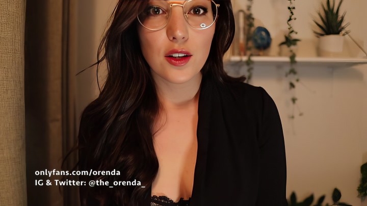 Горячее АСМР видео от сексуальной брюнетки в очках