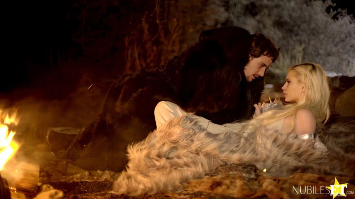 Мать Драконов отдала пизду Джону Сноу в лесу возле костра