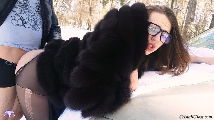Кристал Глосс согревается еблей зимой в русском лесу