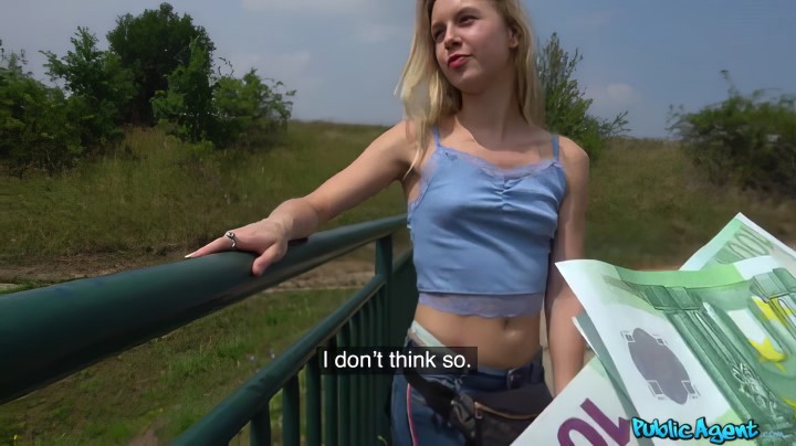 Путешествие в Прагу закончилось для 18-летней студентки сексом с незнакомцам в парке