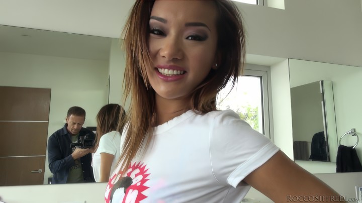 Красивая азиатка доводит до оргазма большой член порно короля Рокко Сиффреди