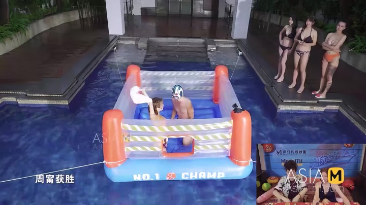 Голые азиатки приняли участие в порно шоу и устроили драку в бассейне