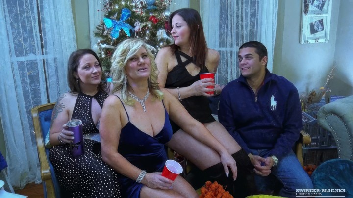Три пьяные зрелки отметили новый год с членами во рту - на свингерской оргии-вечеринке!