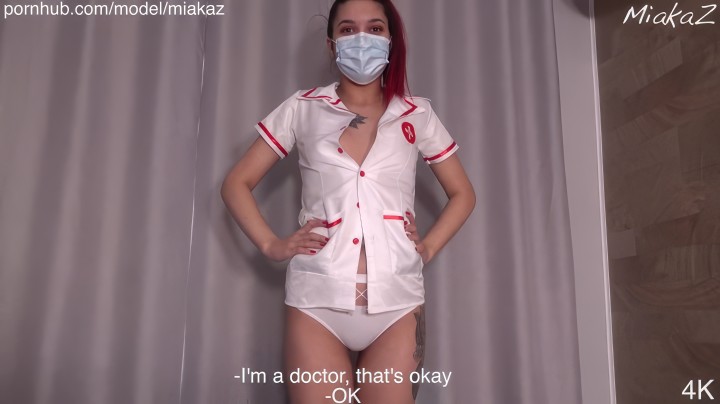 Донор спермы не мог кончить, но русская медсестричка помогла: подрочила хуй с маслом!