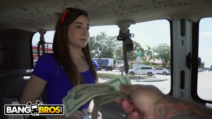 Молодая девица согласилась на секс за деньги в автобусе и даже сделала мужичку нежный минет