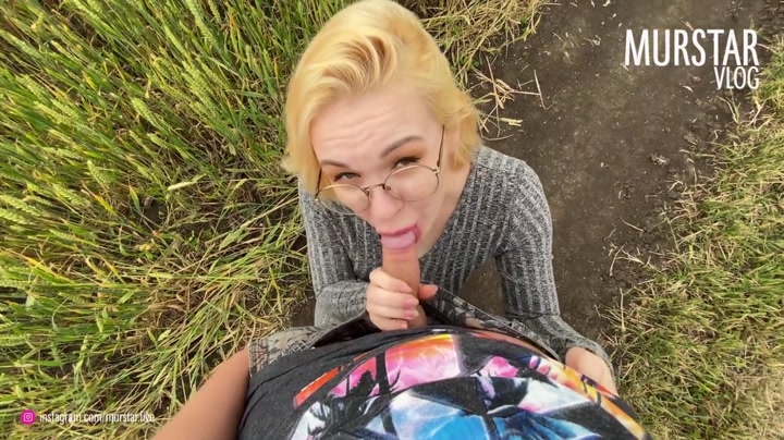 Русская блонда записала влог с парнем в деревне и получила его член в пизду на поле