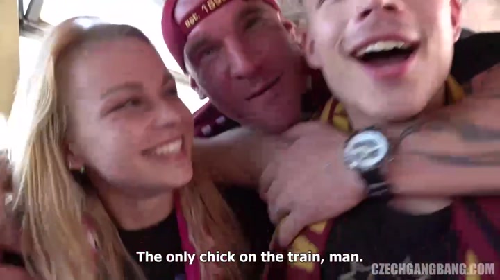 Чехи замутили ганг банг в поезде и по очереди засадили члены в пилотку блонды