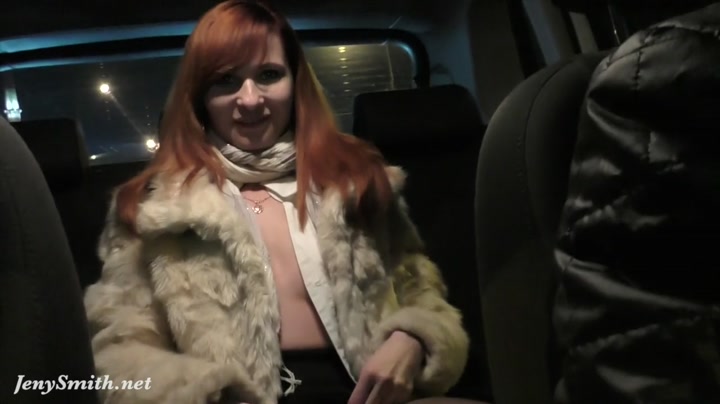 Русская девка уселась на заднее сиденье такси и, раздевшись, подрочила киску