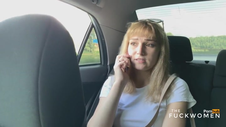 Водитель такси разозлился на русскую пассажирку и вытрахал её хером в мокрую письку