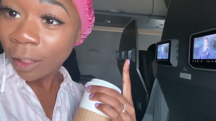 Оргазм на высоте 10 тысяч метров: негритянка трахнула себя бананом в летящем самолете