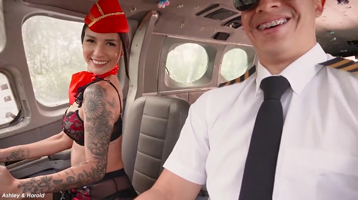 Пилот обманом затащил глупую стюардессу в самолет ради секса